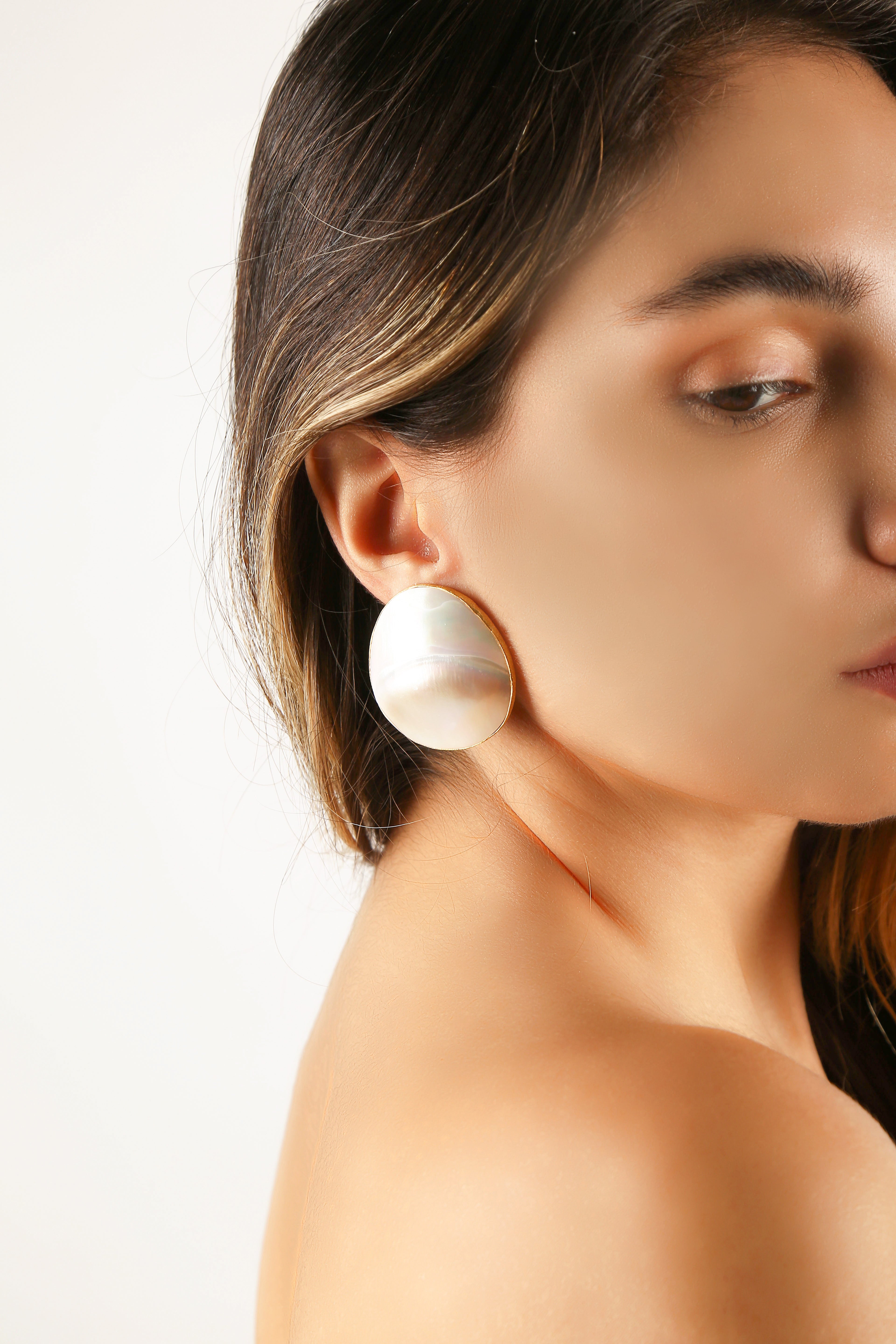 MAUREA studs in Mother of Pearls - zinazzurra